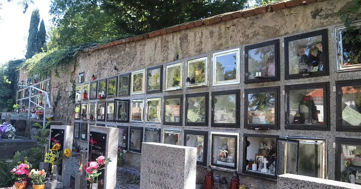 Kremace bez obřadu v Česku — urna a svíčka v klidném prostředí
